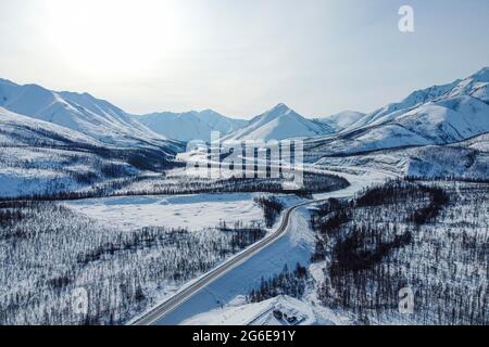 Luftaufnahme der schneebedeckten Gebirgskette Suntar-Khayata, Road of Bones, Sakha Republic, Yakutien, Russland Stockfoto