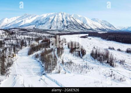 Luftaufnahme der schneebedeckten Gebirgskette Suntar-Khayata, Road of Bones, Sakha Republik, Jakutien, Russland, Teplokljutschewski nasleg, Republik Sacha Stockfoto