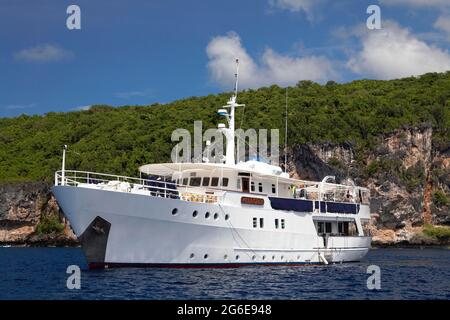 Luxus-Tauchboot, weiß, Pelagian Tauchsafari vor der tropischen Insel, Wakatobi Dive Resort, Pulau Tolandona, Südost-Sulawesi, Indonesien Stockfoto