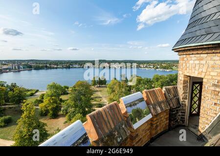 Blick vom Flatow Tower auf den tiefen See, Park Babelsberg, UNESCO Weltkulturerbe, Potsdam, Brandenburg, Deutschland Stockfoto