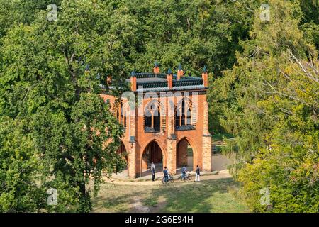 Blick vom Flatow Tower auf den Court Arbour, Park Babelsberg, UNESCO Weltkulturerbe, Potsdam, Brandenburg, Deutschland Stockfoto