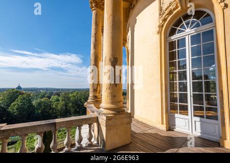 Blick vom Belvedere auf den Klausberg auf das Neue Schloss im Sanssouci-Park, UNESCO-Weltkulturerbe, Potsdam, Brandenburg, Deutschland Stockfoto