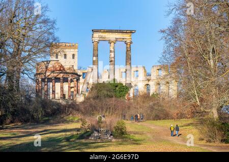 Künstliche Ruinen und Normannenturm auf Ruinenberg im Winter, Potsdam, Brandenburg, Deutschland Stockfoto