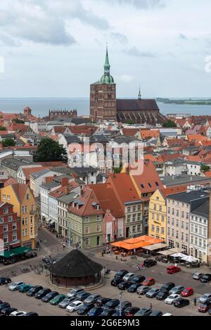 Blick von der Marienkirche auf die Altstadt mit der St. Nikolai Kirche, Stralsund, Mecklenburg-Vorpommern, Deutschland Stockfoto