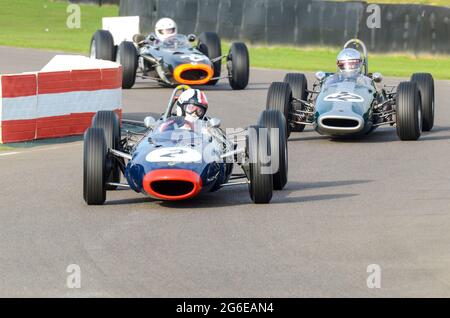 Lotus BRM 24 Classic Grand Prix, klassischer F1-Rennwagen, der bei der Glover Trophy beim historischen Goodwood Revival-Event in Großbritannien teilnimmt. Autos im Wettbewerb Stockfoto