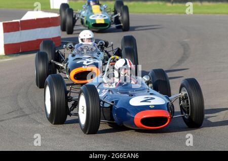 Lotus BRM 24 Classic Grand Prix, klassischer F1-Rennwagen, der bei der Glover Trophy beim historischen Goodwood Revival-Event in Großbritannien teilnimmt. Autos im Wettbewerb Stockfoto