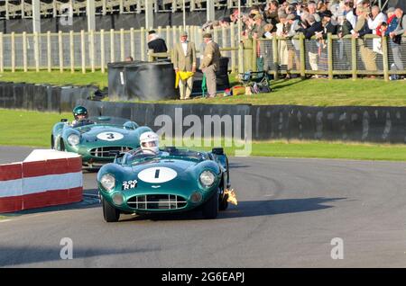 Aston Martin DBR1/1 klassischer Sportwagen, Oldtimer-Rennwagen, der bei der Sussex Trophy beim historischen Goodwood Revival Event in Großbritannien teilnimmt. Abluftflamme Stockfoto