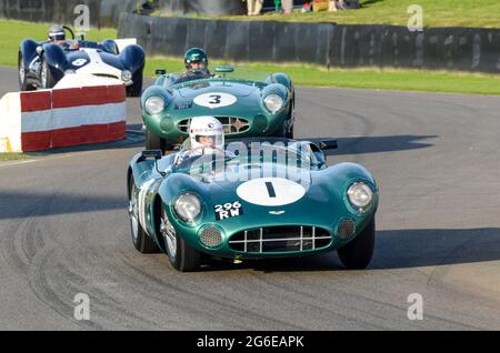 Aston Martin DBR1/1 klassischer Sportwagen, Oldtimer-Rennwagen, der bei der Sussex Trophy beim historischen Goodwood Revival Event in Großbritannien teilnimmt. Autos jagen Stockfoto