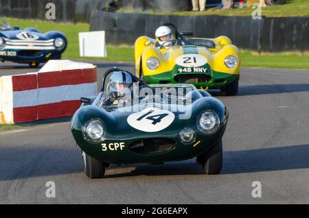 Jaguar D Type klassischer Sportwagen, Oldtimer-Rennwagen, der bei der Sussex Trophy beim historischen Goodwood Revival-Event in Großbritannien teilnimmt. Lukas Huni Stockfoto