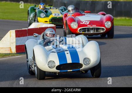 Maserati Tipo 61 Birdcage klassischer Sportwagen, Oldtimer-Rennwagen, der bei der Sussex Trophy beim historischen Goodwood Revival-Event in Großbritannien teilnimmt. Mark Hales Stockfoto