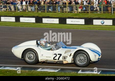 Maserati Tipo 61 Birdcage klassischer Sportwagen, Oldtimer-Rennwagen, der bei der Sussex Trophy beim historischen Goodwood Revival-Event in Großbritannien teilnimmt. Mark Hales Stockfoto