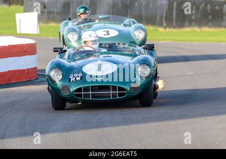 Aston Martin DBR1/1 klassischer Sportwagen, Oldtimer-Rennwagen, der bei der Sussex Trophy beim historischen Goodwood Revival Event in Großbritannien teilnimmt. Abluftflamme Stockfoto