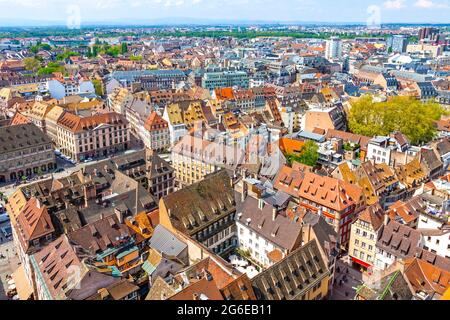 Skyline Luftaufnahme der Altstadt von Straßburg, Grand Est Region, Frankreich. Kathedrale Von Straßburg. Blick auf die Westseite Stockfoto