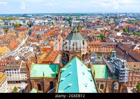 Skyline Luftaufnahme der Altstadt von Straßburg, Grand Est Region, Frankreich. Dächer des Straßburger Doms im Vordergrund. Blick auf die Nordwestseite der Stadt Stockfoto