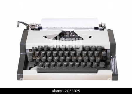 Traditionelle Schreibmaschine auf Blatt Papier. Von Autoren und Redakteuren verwendetes Zubehör. Isolierter Hintergrund. Stockfoto