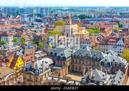 Skyline Panorama-Luftaufnahme der Altstadt von Straßburg, Grand Est Region, Frankreich. Blick auf den Rohan Palace, ein architektonisches, historisches und kulturelles Wahrzeichen der Stadt Stockfoto