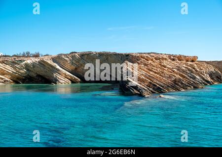 Kykladen Koufonisi Insel Griechenland. Felsformationen über türkisblauem transparentem Meerwasser, Blick vom Meer. Klarer Himmel. Sonniger Tag. Bootstour im Sommer Stockfoto