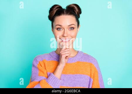 Foto von optimistisch schöne Brünette Dame Hand Kinn tragen Pullover isoliert auf blauem Hintergrund Stockfoto