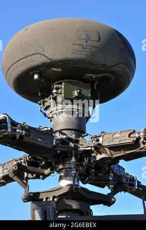 Langbogen-Millimeterwellen-Feuerkontrollradar, montiert auf dem Hauptrotormast eines British Army Air Corps Westland WAH-64 Longbow Apache Stockfoto