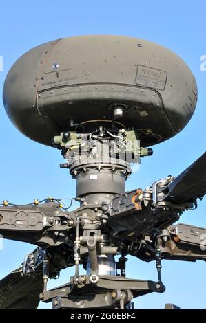 Langbogen-Millimeterwellen-Feuerkontrollradar, montiert auf dem Hauptrotormast eines British Army Air Corps Westland WAH-64 Longbow Apache Stockfoto