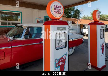 Salida, Colorado - eine Ladestation für Elektroautos aus Benzinpumpen im Circle R Motel. Stockfoto