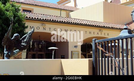 Außenansicht des Montgomery Theatre, Downtown San Jose, Kalifornien; erbaut 1936, teilt es sich einen Innenhof mit dem angrenzenden San Jose Civic Theater. Stockfoto