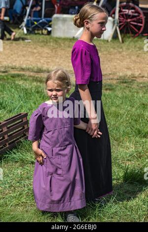 Amish Kinder bei Sommer Kutschenverkauf Auktion. Stockfoto