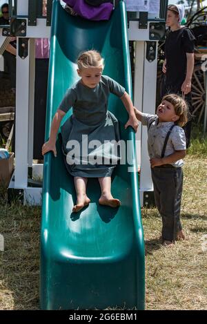 Amish Kinder bei Sommer Kutschenverkauf Auktion. Stockfoto