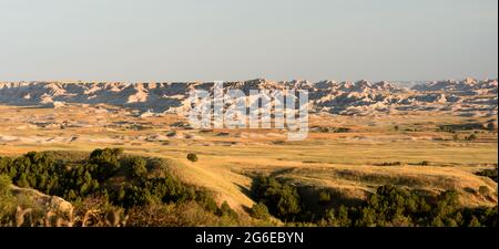 Panoramablick auf die Badlands. Goldenes Abendlicht, Wiesen der Pragisseit, Sedimente im Hintergrund. Stockfoto