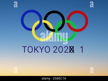 Udine, Italien, Juli 2021. Das Konzept der Verwirrung, die durch die Beibehaltung des Jahres 2020 im Symbol der Olympischen Spiele in Tokio, die statt dessen stattfinden, geschaffen wurde Stockfoto