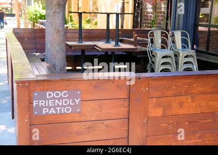 Schilder, die Restaurantgäste der hundefreundlichen Terrasse informieren, die für Gäste verfügbar ist, die mit einem Hund reisen oder sie besuchen; San Jose, Kalifornien, USA. Stockfoto