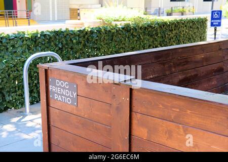 Schilder, die Restaurantgäste der hundefreundlichen Terrasse informieren, die für Gäste verfügbar ist, die mit einem Hund reisen oder sie besuchen; San Jose, Kalifornien, USA. Stockfoto