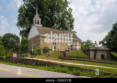 Slully Hollow, NY - USA - 5. Juli 2021: Eine horizontale Ansicht der historischen Old Dutch Church. Eine Steinkirche aus dem 17. Jahrhundert in Washington Irving Stockfoto