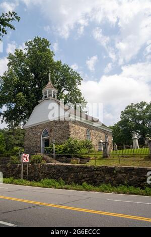 Slully Hollow, NY - USA - 5. Juli 2021: Eine vertikale Ansicht der historischen Old Dutch Church. Eine Steinkirche aus dem 17. Jahrhundert, die in Washington Irving's zu sehen ist Stockfoto
