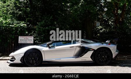 London, Greater London, England - 12 2021. Juni: Lamborghini Aventador-Seitenaufnahme, Brompton Square, Knightsbridge. Stockfoto