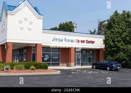 Cincinnati - Circa Juli 2021: Career Center Der Streitkräfte. Das Career Center der Streitkräfte ist der Ort, an dem sich die Menschen für die Marine, die Armee, das Marine Corps, EIN EINFINDEN können Stockfoto