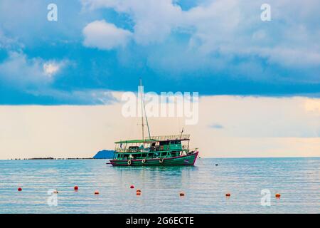 Surat Thani Thailand 25. Mai 2018 Bo Phut Strandpanorama mit türkisfarbenem Boot auf der Insel Koh Samui in Thailand. Stockfoto