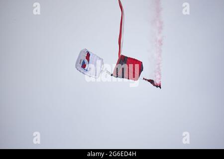 Eine Demonstration von Tandem-Parasschuten mit der polnischen Flagge während des Fly Fest 2021 in Piotrków Trybunalski Stockfoto