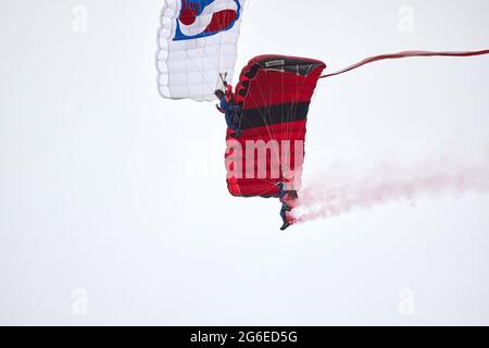 Eine Demonstration von Tandem-Parasschuten mit der polnischen Flagge während des Fly Fest 2021 in Piotrków Trybunalski Stockfoto