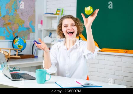 Aufgeregt erstaunt Lehrer. Moderne attraktive Lehrer. Porträt eines klugen jungen Lehrers mit Buch in der Schule. Studienkonzept. Stockfoto