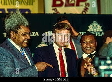 Don King , Donald Trump und Butch Lewis bei der Pressekonferenz, um den Kampf 1988 mit Mike Tyson gegen Michael Spinks anzukündigen. Stockfoto