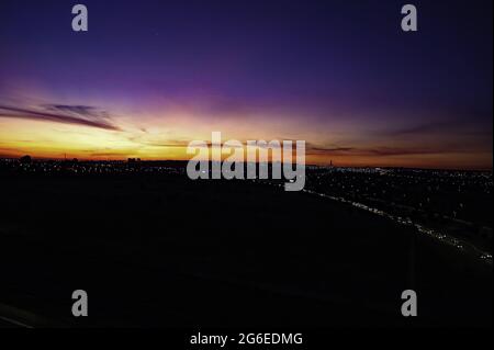 Brasilia, Distrito Federal, Brasilien. Juli 2021. (INT) Wetter und Sonnenuntergang in Brasilia. 5. Juli 2021, Federal District, Brasilien: Sonnenuntergang von Brasilia aus gesehen, im Federal District, am Montag (5), im Winter. Quelle: Leco Viana/TheNews2 Quelle: Leco Viana/TheNEWS2/ZUMA Wire/Alamy Live News Stockfoto