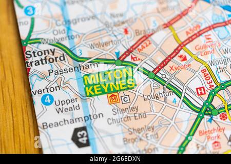 Eine Makroansicht einer Seite in einem gedruckten Roadmap-Atlas, der die neue Stadt Milton Keynes in England zeigt Stockfoto