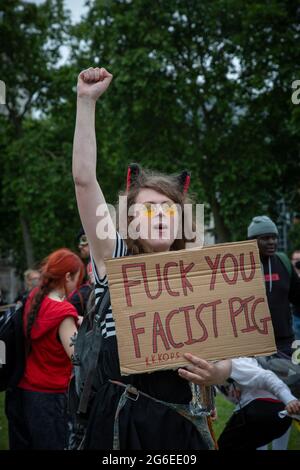 Ein junger Protestler, der Katzenohren und gelbe Gläser trägt, hält ein Schild beim Protest „Kill the Bill“ im Zentrum von London, 5.7.2021 Stockfoto