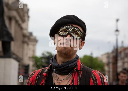 Ein Protestler mit Maske und Baskenmütze beim Protest „Kill the Bill“ im Zentrum von London, 5.7.2021 Stockfoto