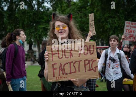 Ein junger Protestler, der Katzenohren und gelbe Gläser trägt, hält ein Schild beim Protest „Kill the Bill“ im Zentrum von London, 5.7.2021 Stockfoto