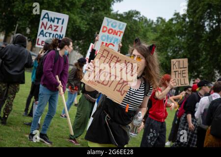 Ein junger Protestler, der Katzenohren und gelbe Gläser trägt, hält ein Schild beim Protest „Kill the Bill“ im Zentrum von London, 5.7.2021 Stockfoto