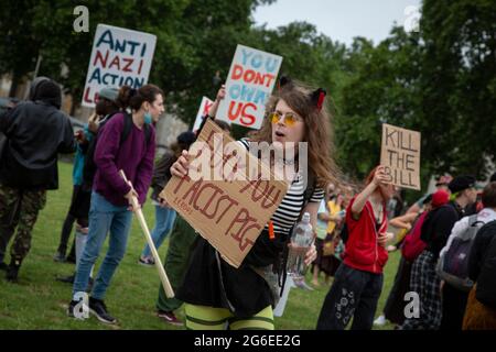 Ein junger Protestler, der Katzenohren und gelbe Gläser trägt, hält ein Schild beim Protest „Kill the Bill“ im Zentrum von London, 5.7.2021 Stockfoto