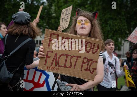 Ein junger Protestler, der Katzenohren und gelbe Gläser trägt, hält ein Schild beim Protest „Kill the Bill“ im Zentrum von London, 5.7.2021 Stockfoto