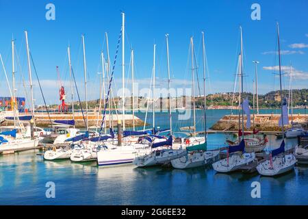 Blick auf eine Marina in Lissabon. Hafen mit Luxusyachten . Boot mastet gegen den Himmel Stockfoto